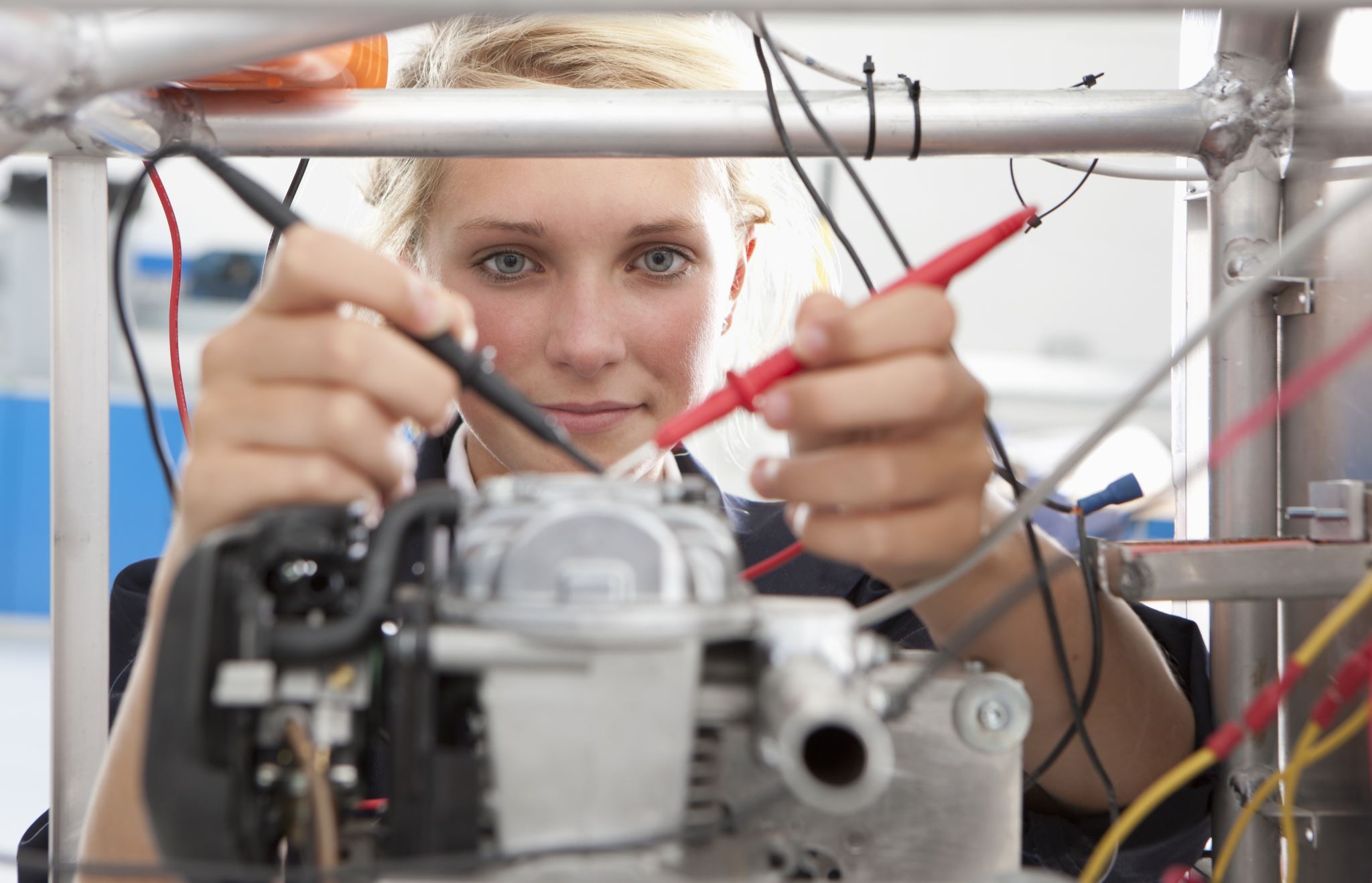 Estudiante-creando-un-prototipo-eléctrico