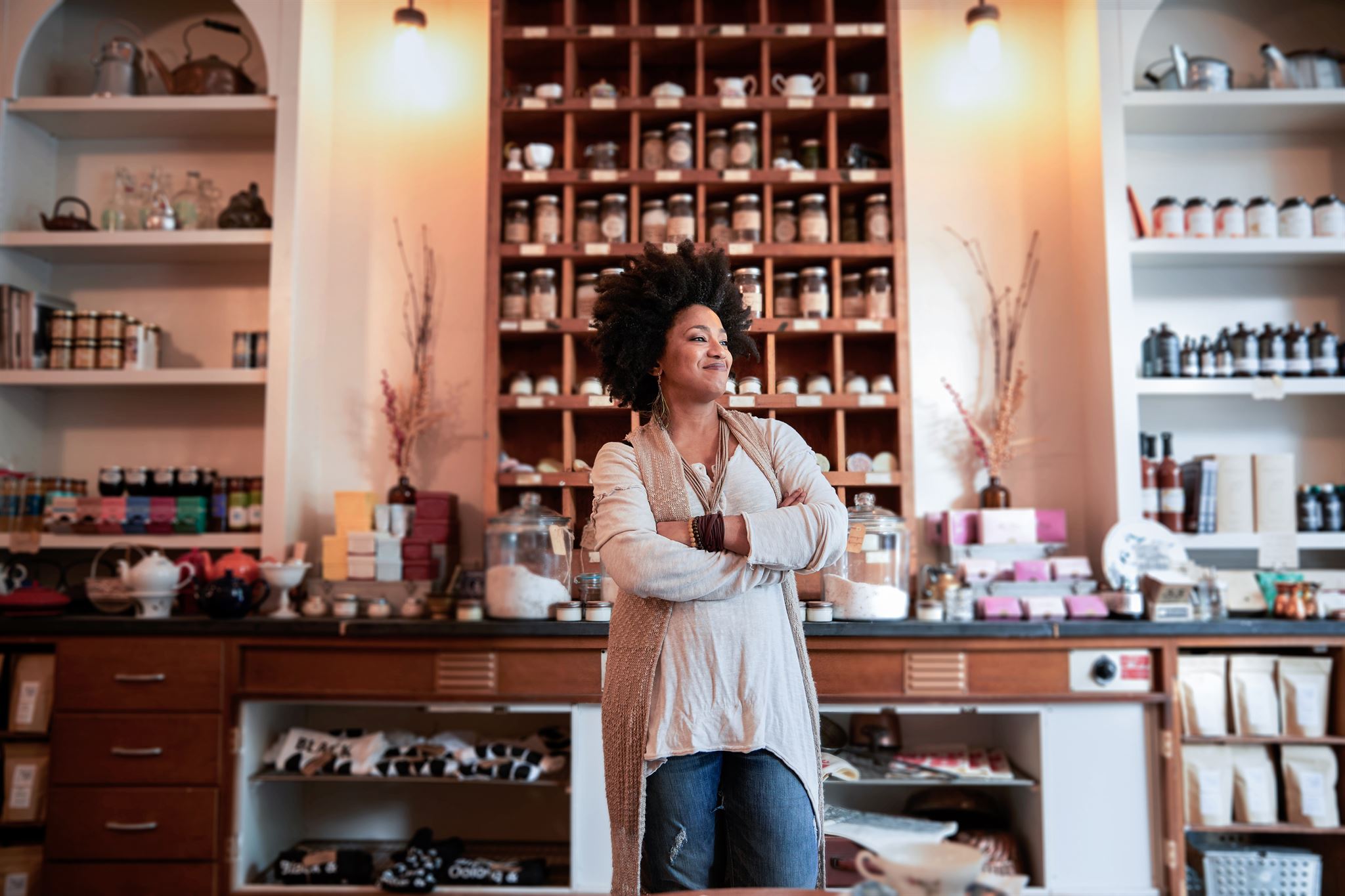 Mujer-con-los-brazos-cruzados-en-tienda-de-té